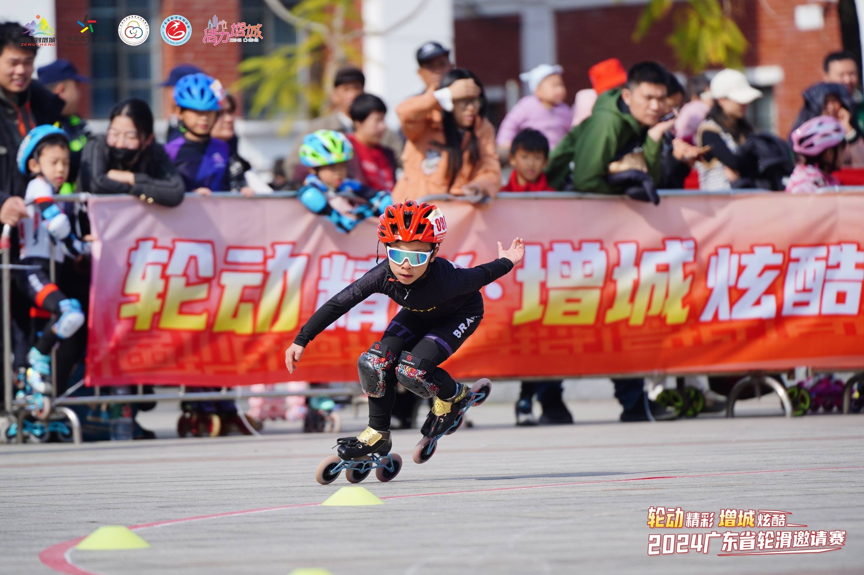 关于花式轮滑表演，青春活力无限展现的信息